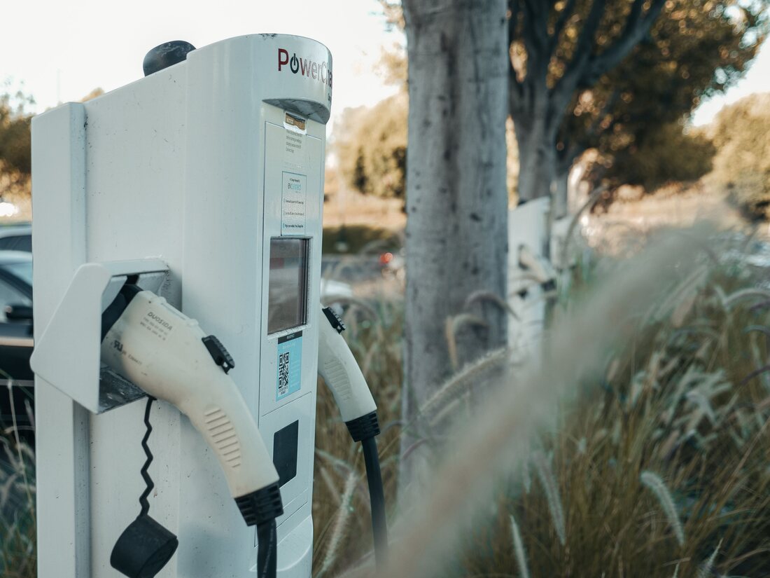 Electric vehicle charging station